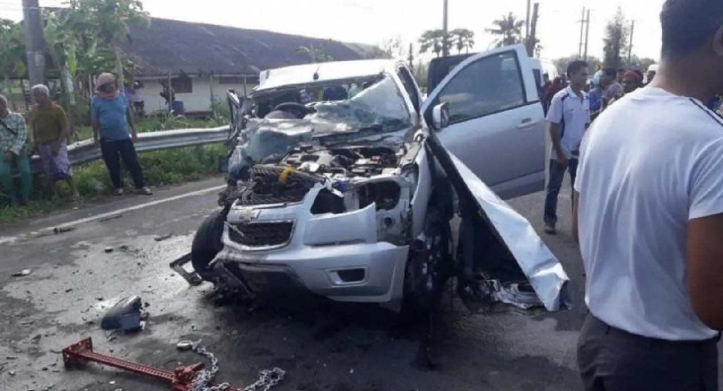 Pickup driver dead after hitting van with Chinese tourists Pickup driver dead after hitting van with Chinese tourists