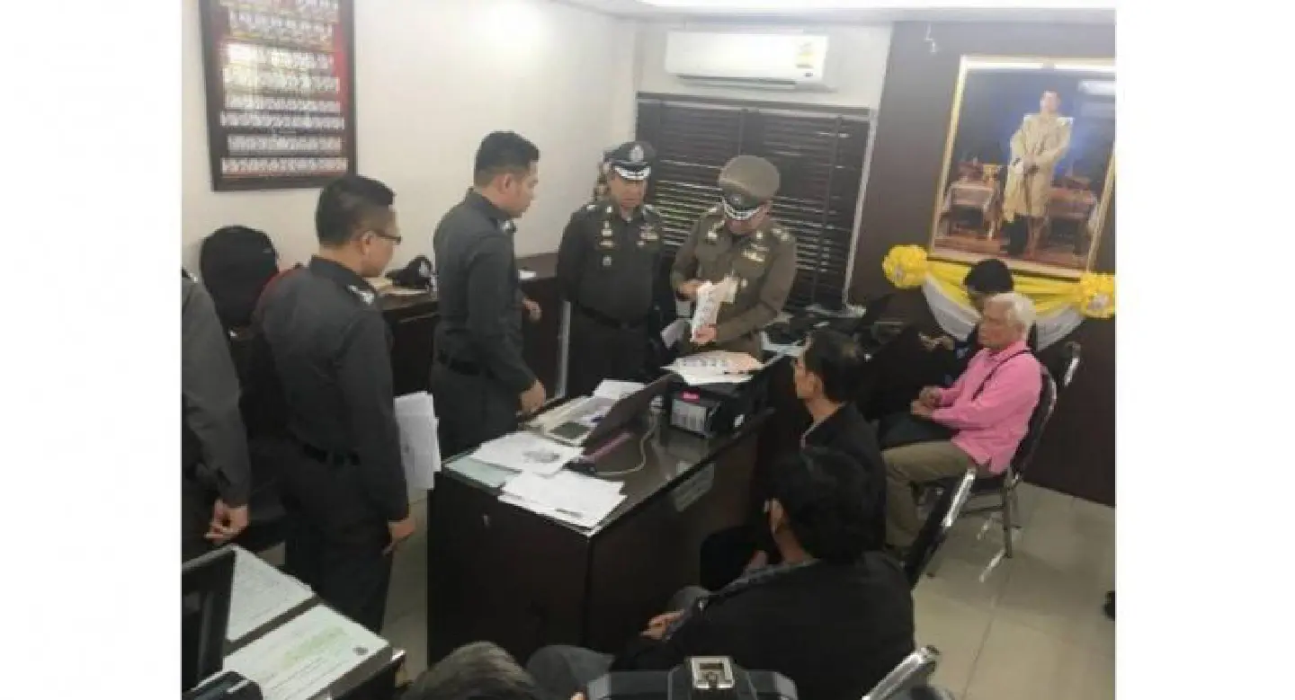 Five men report to police over charges for pro-Prawit gathering Five men report to police over charges for pro-Prawit gathering