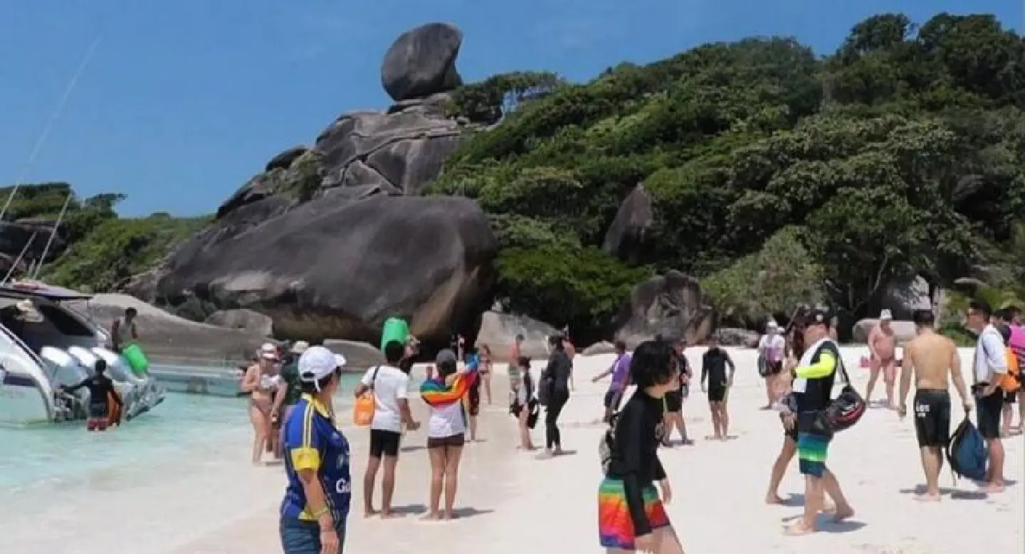 Limiting tourists on the most popular islands Limiting tourists on the most popular islands