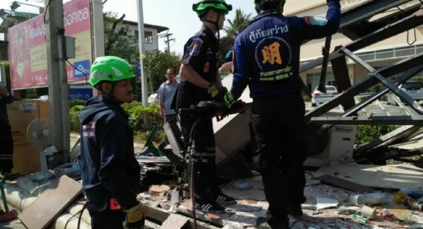 Truck crashes into manned police booth in Nakhon Ratchasima Truck crashes into manned police booth in Nakhon Ratchasima