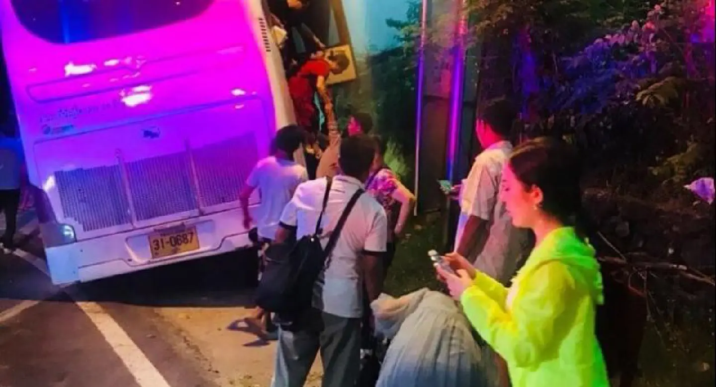 Another Chinese tour bus crash on notorious Patong Hill Another Chinese tour bus crash on notorious Patong Hill