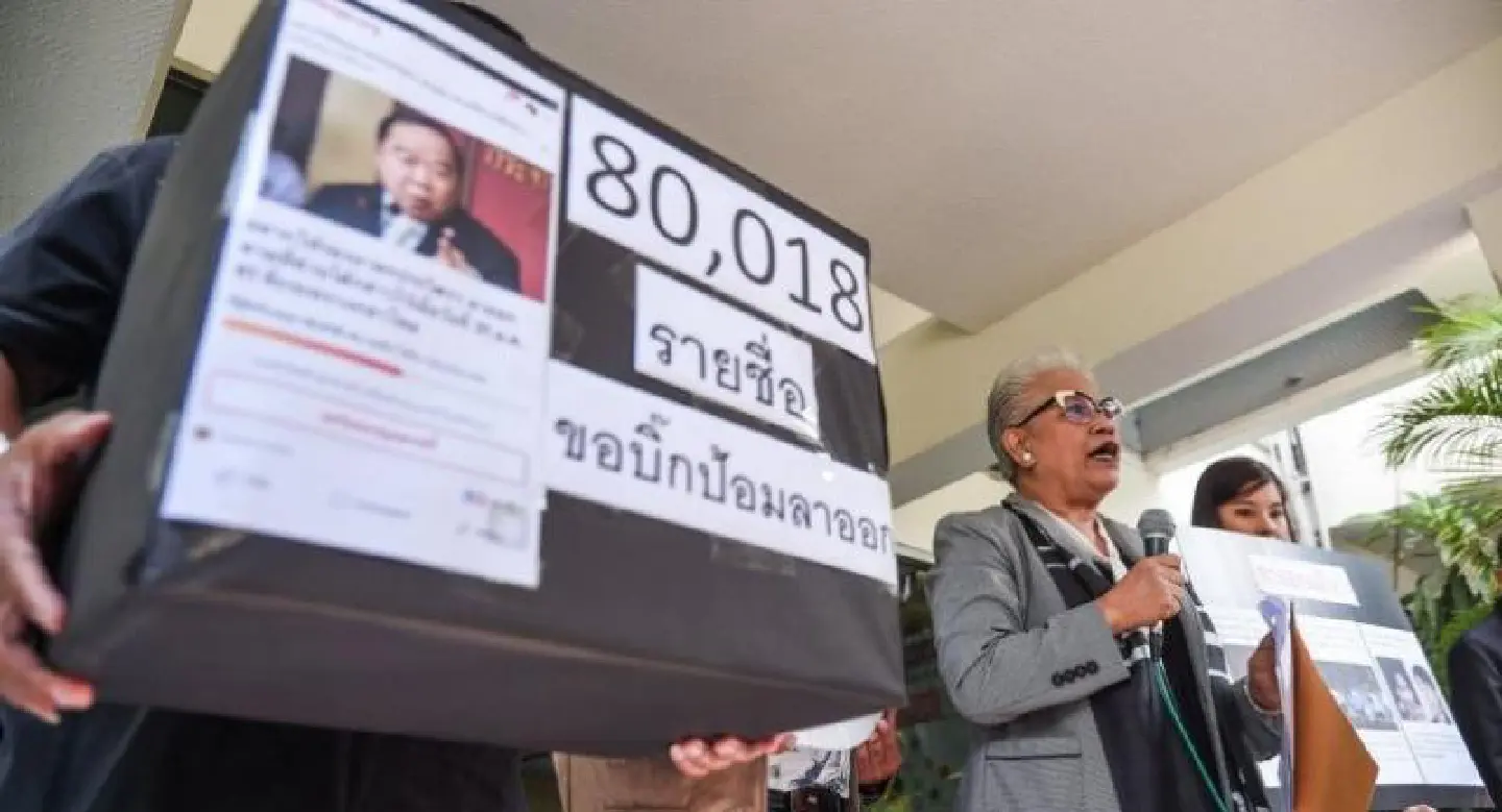Ticha hands Prayut 80,000 signatures calling on Prawit to resign Ticha hands Prayut 80,000 signatures calling on Prawit to resign