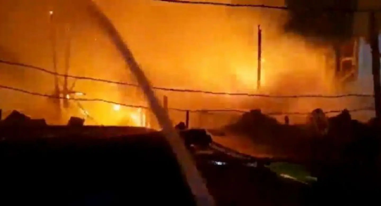 Fire damages eight houses in old Bangkok community Fire damages eight houses in old Bangkok community