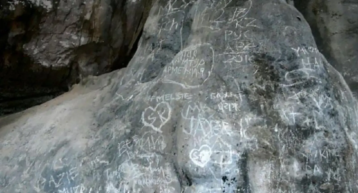 Tourists vandalise Railay Beach cave tunnel Tourists vandalise Railay Beach cave tunnel
