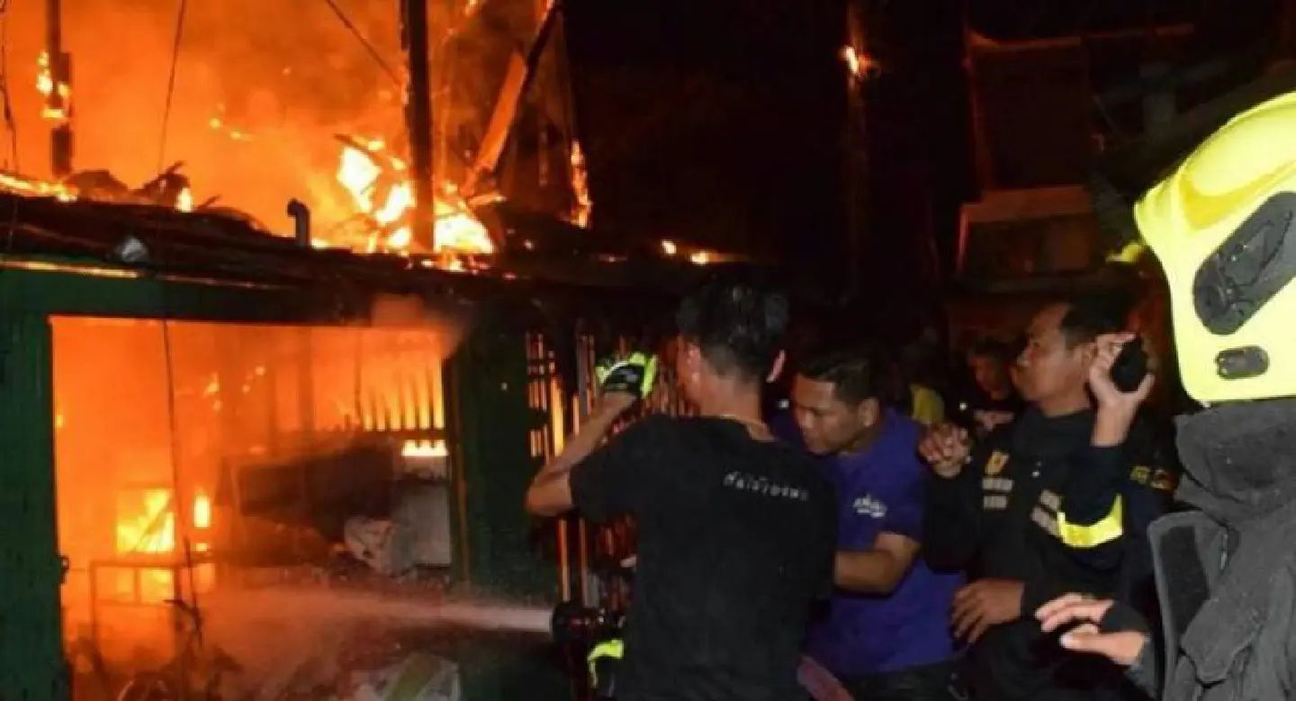 About 20 Bangkok squatter houses destroyed in fire About 20 Bangkok squatter houses destroyed in fire