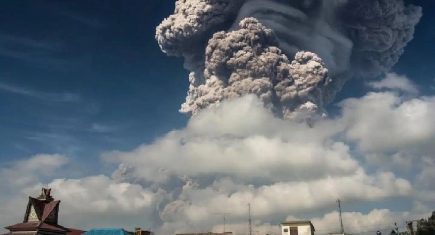 Thais told to avoid area around Mount Sinabung volcano