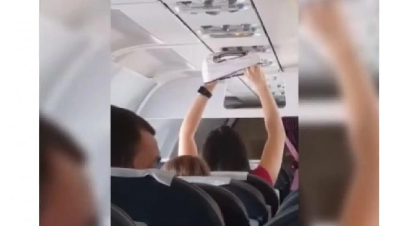 Woman filmed using overhead air vents on plane to dry underwear Woman filmed using overhead air vents on plane to dry underwear
