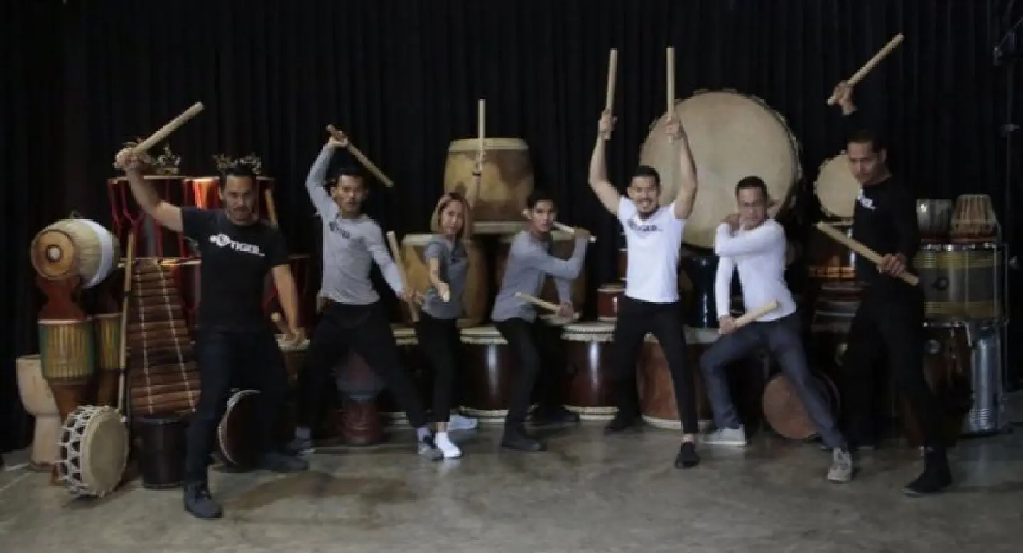 The drumming of giants The drumming of giants