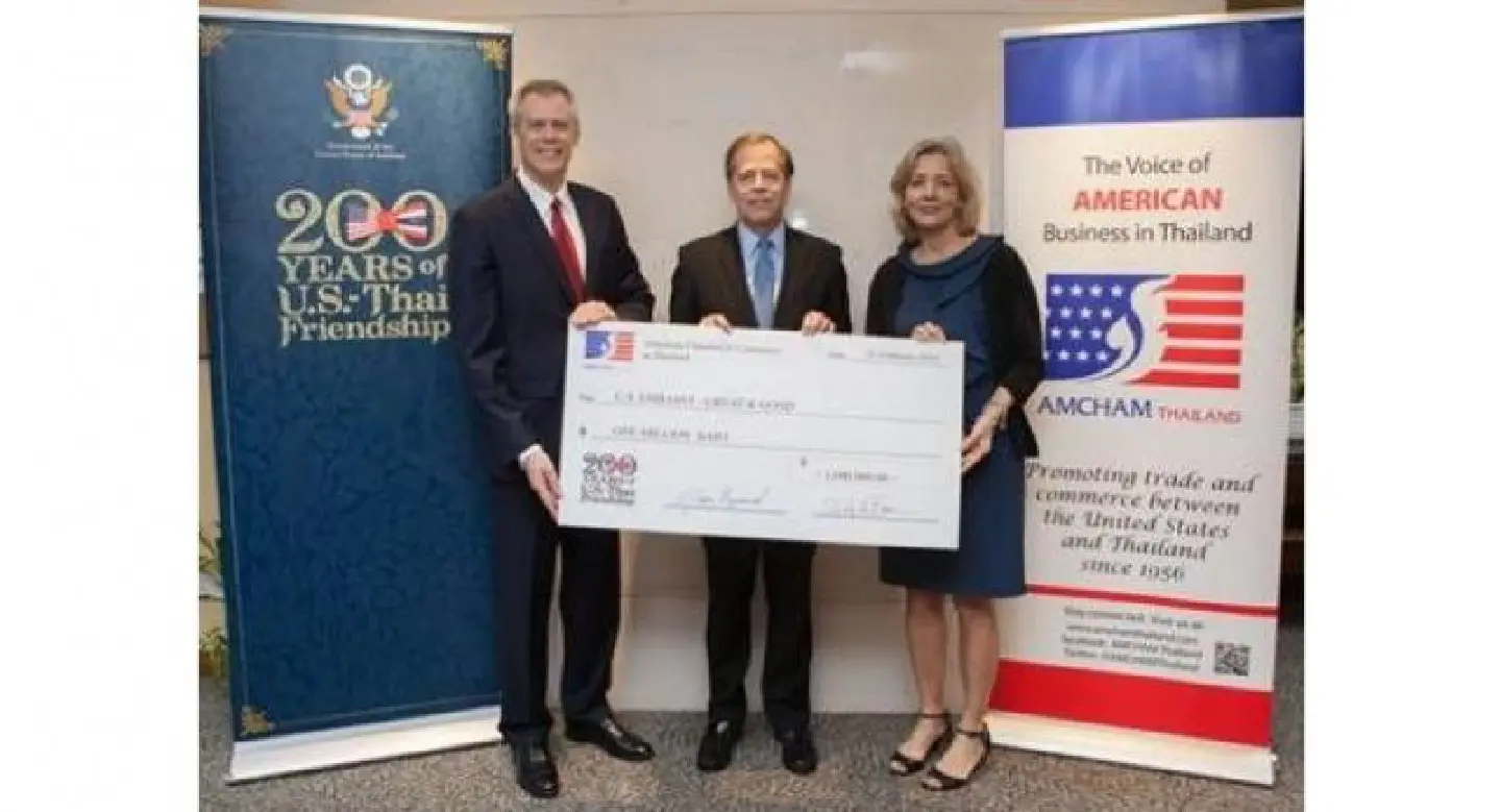 AmCham gives Bt1m cheque to support Great and Good Friends exhibition