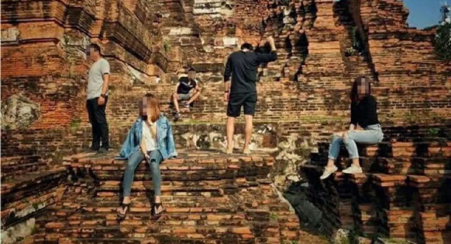 ‘Gang of sinners’ face complaint for climbing on Ayutthaya temples ‘Gang of sinners’ face complaint for climbing on Ayutthaya temples
