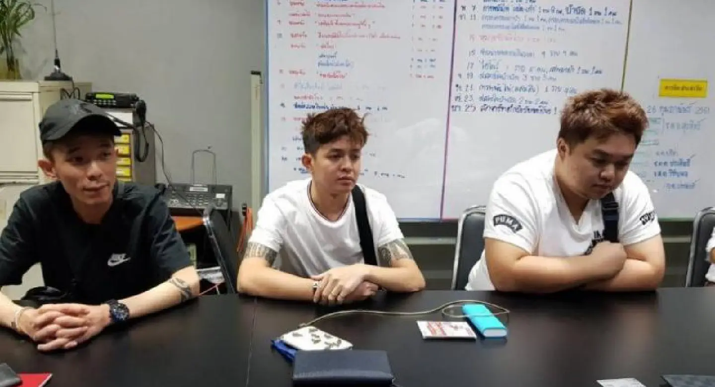 Three Malaysians arrested with fake credit cards at Bangkok mall Three Malaysians arrested with fake credit cards at Bangkok mall