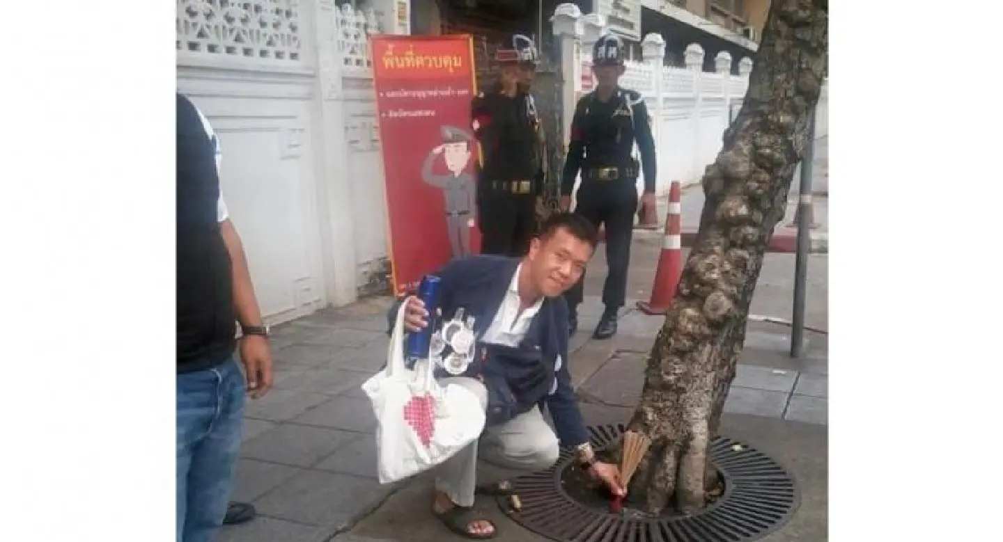 Activist Ekachai mocks incense ritual in Prawit protest