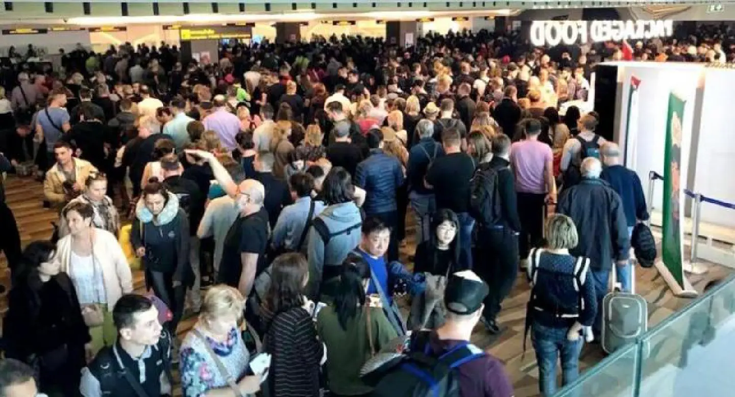Long waits at Phuket airport after runway closure