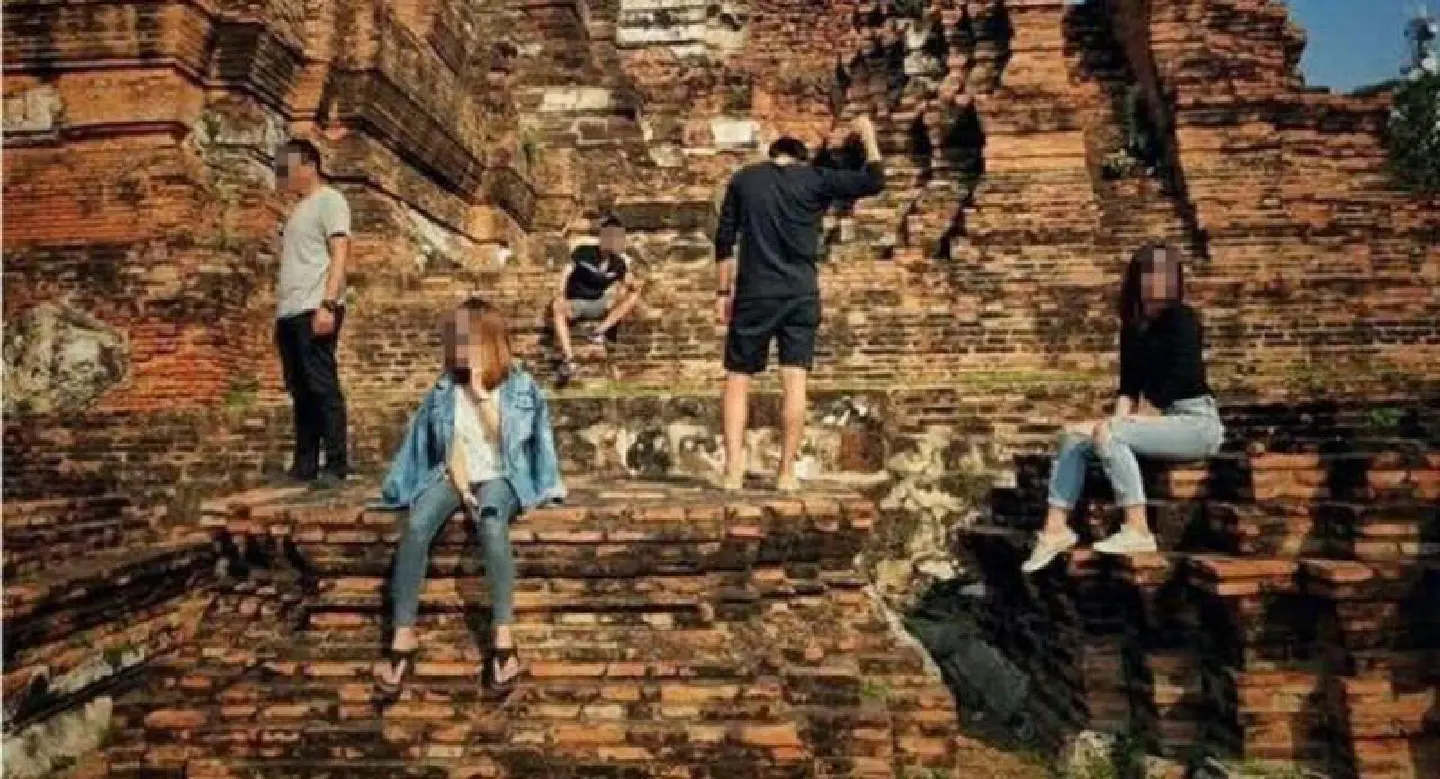 ‘Gang of sinners’ fined Bt5,000 for temple photos