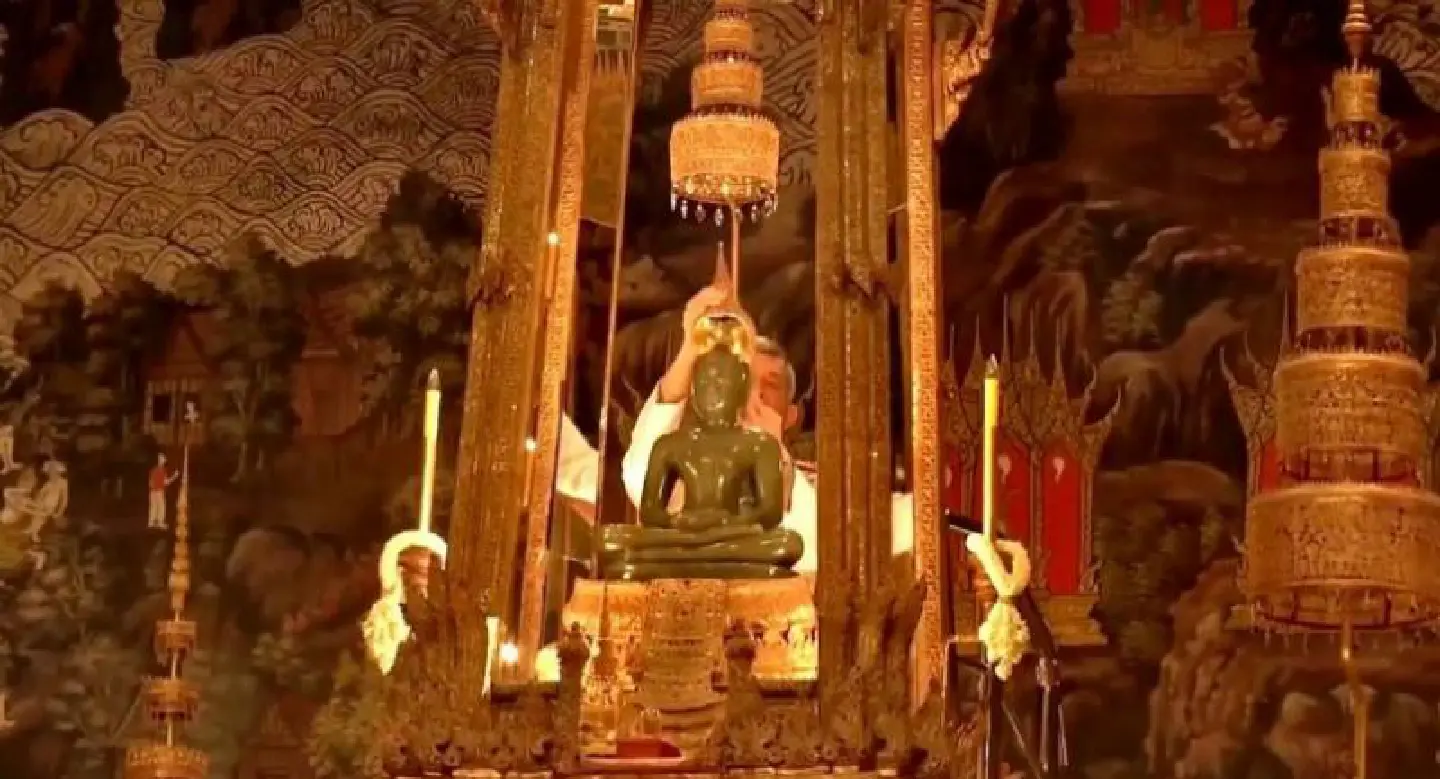 King changes Emerald Buddha's attire