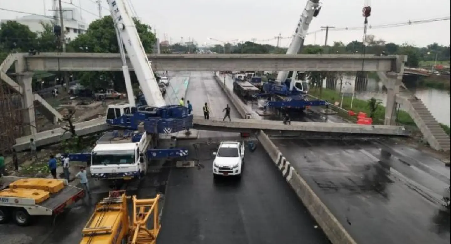 Pathum Thani highway blocked by fallen construction beam Pathum Thani highway blocked by fallen construction beam