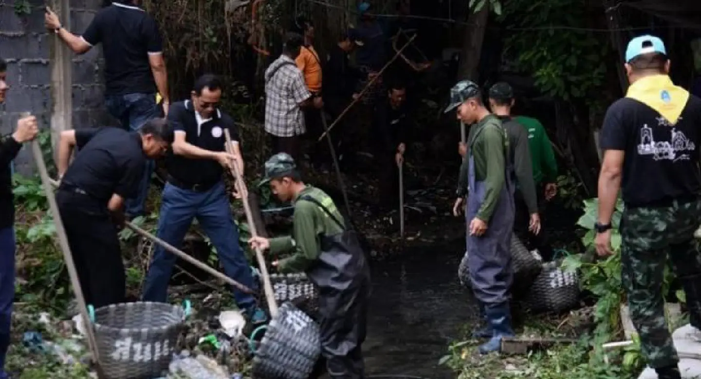 BMA unclogs canals and sewer drains in anti-flood campaign BMA unclogs canals and sewer drains in anti-flood campaign