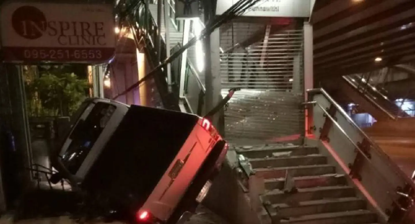 Pickup truck crashes into stairway of BTS station Pickup truck crashes into stairway of BTS station
