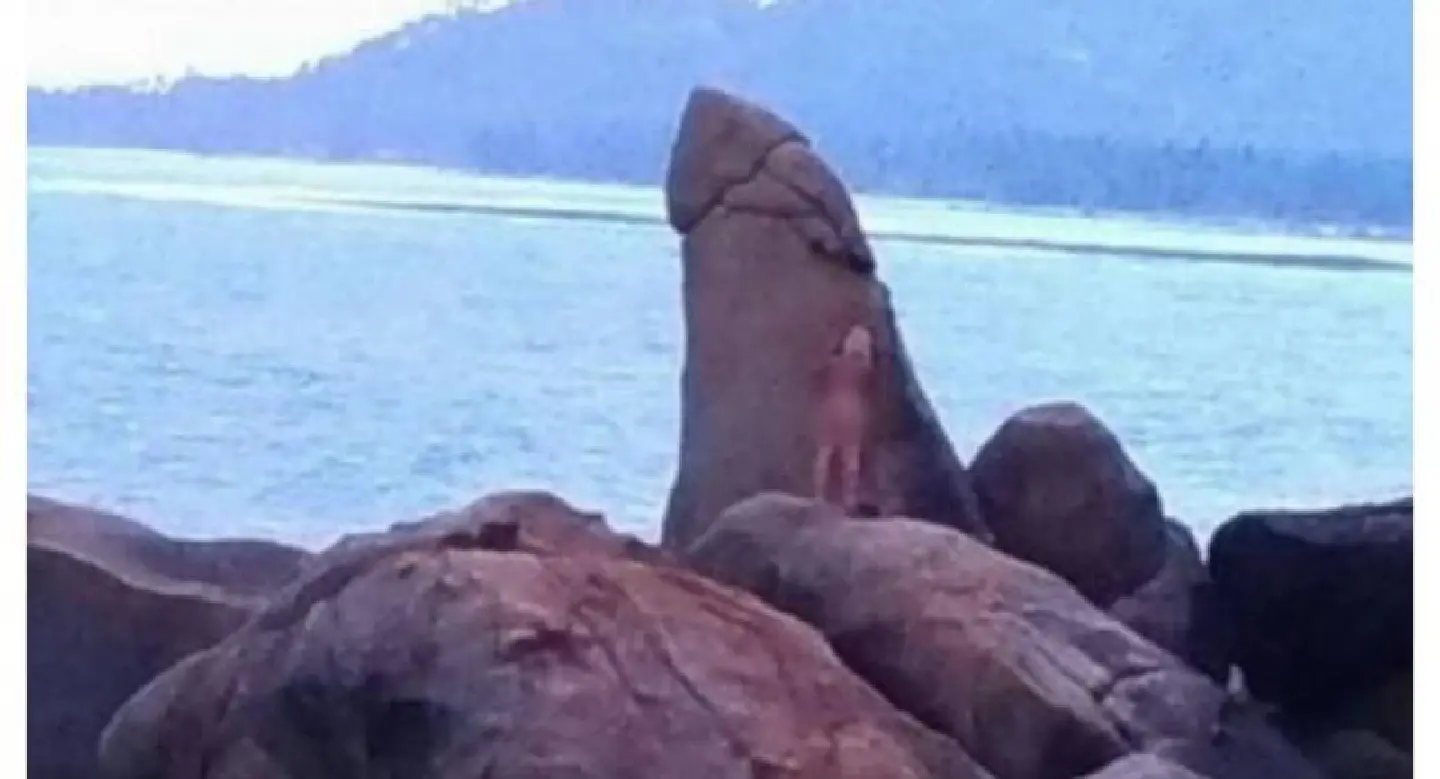 Samui residents angry over naked foreign tourist hugging 'Hin Ta' Samui residents angry over naked foreign tourist hugging 'Hin Ta'