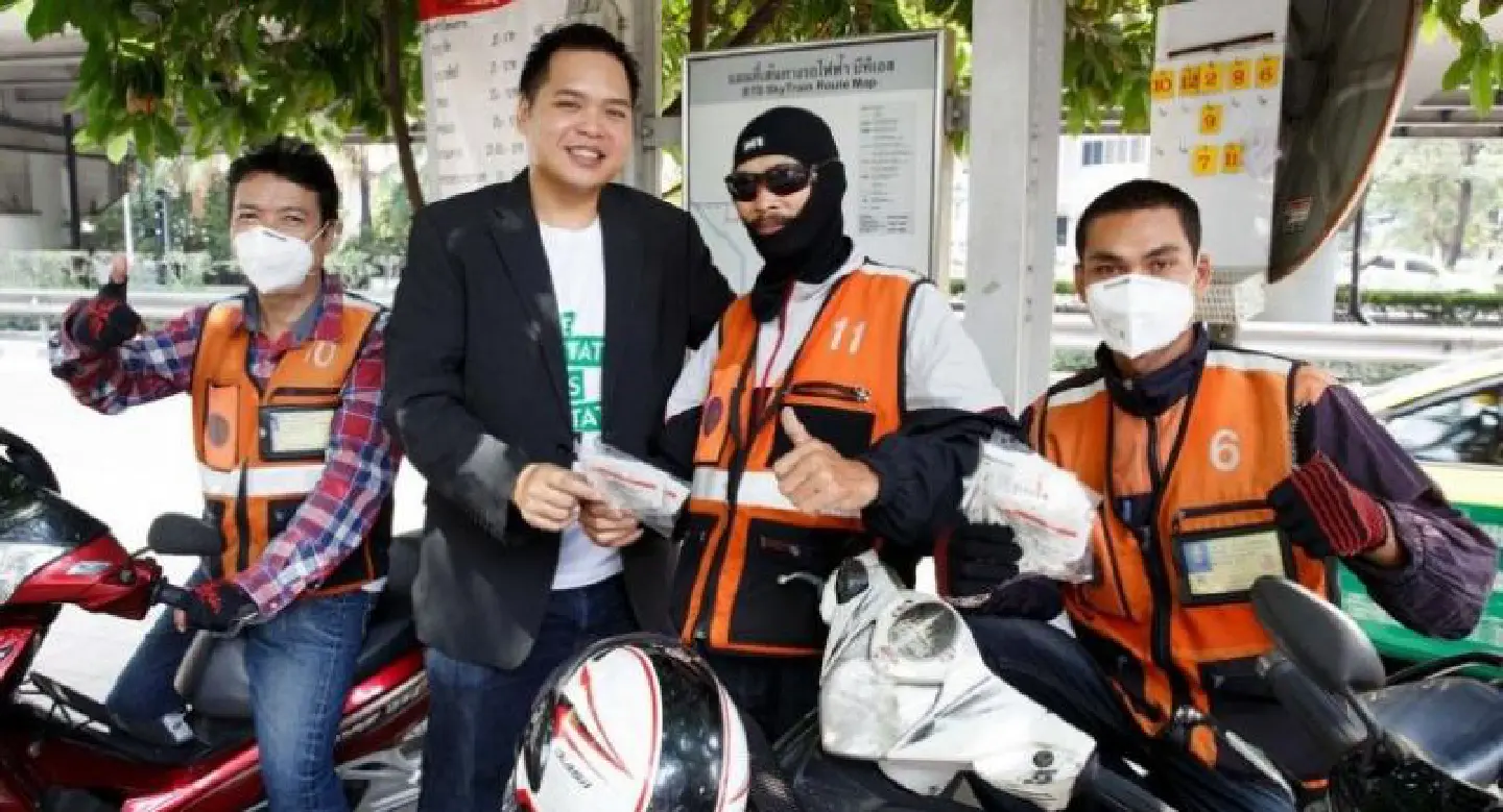 Grab Thailand provides N95 masks for motorcycle taxi drivers, passengers in Bangkok CBD areas Grab Thailand provides N95 masks for motorcycle taxi drivers, passengers in Bangkok CBD areas