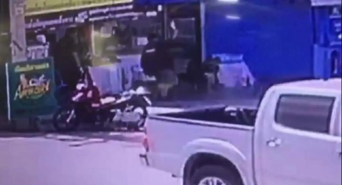 Dog rescued after knife attack in Samut Songkram Dog rescued after knife attack in Samut Songkram