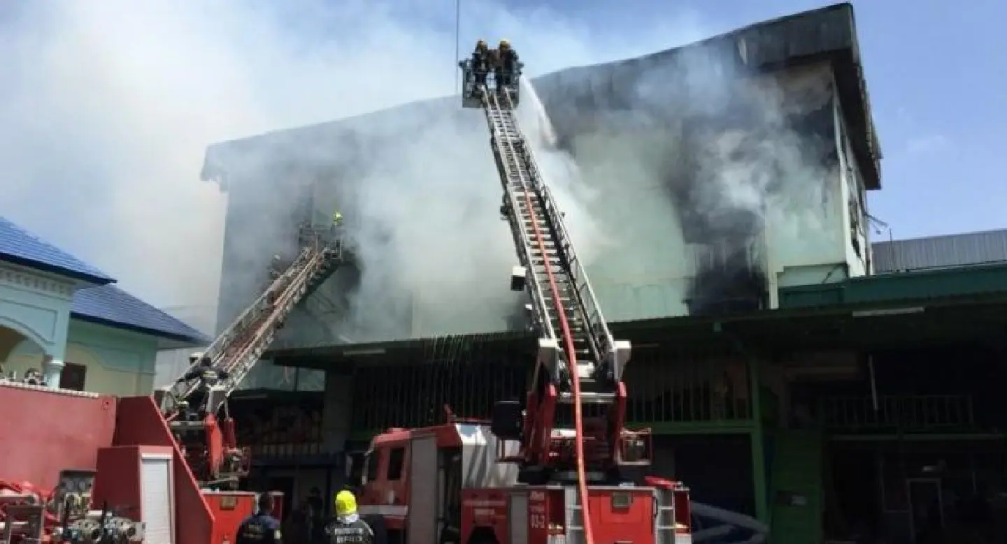 Fire wreaks Bt200-m damage at warehouse Fire wreaks Bt200-m damage at warehouse