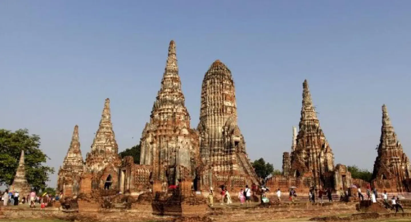 Ancient Ayutthaya temple damaged by drama-obsessed tourists Ancient Ayutthaya temple damaged by drama-obsessed tourists