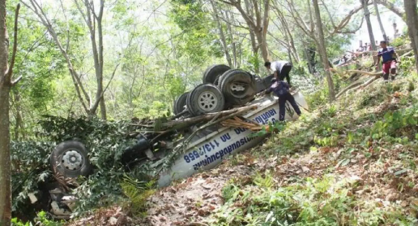 Water truck careers off Patong Hill, killing one Water truck careers off Patong Hill, killing one