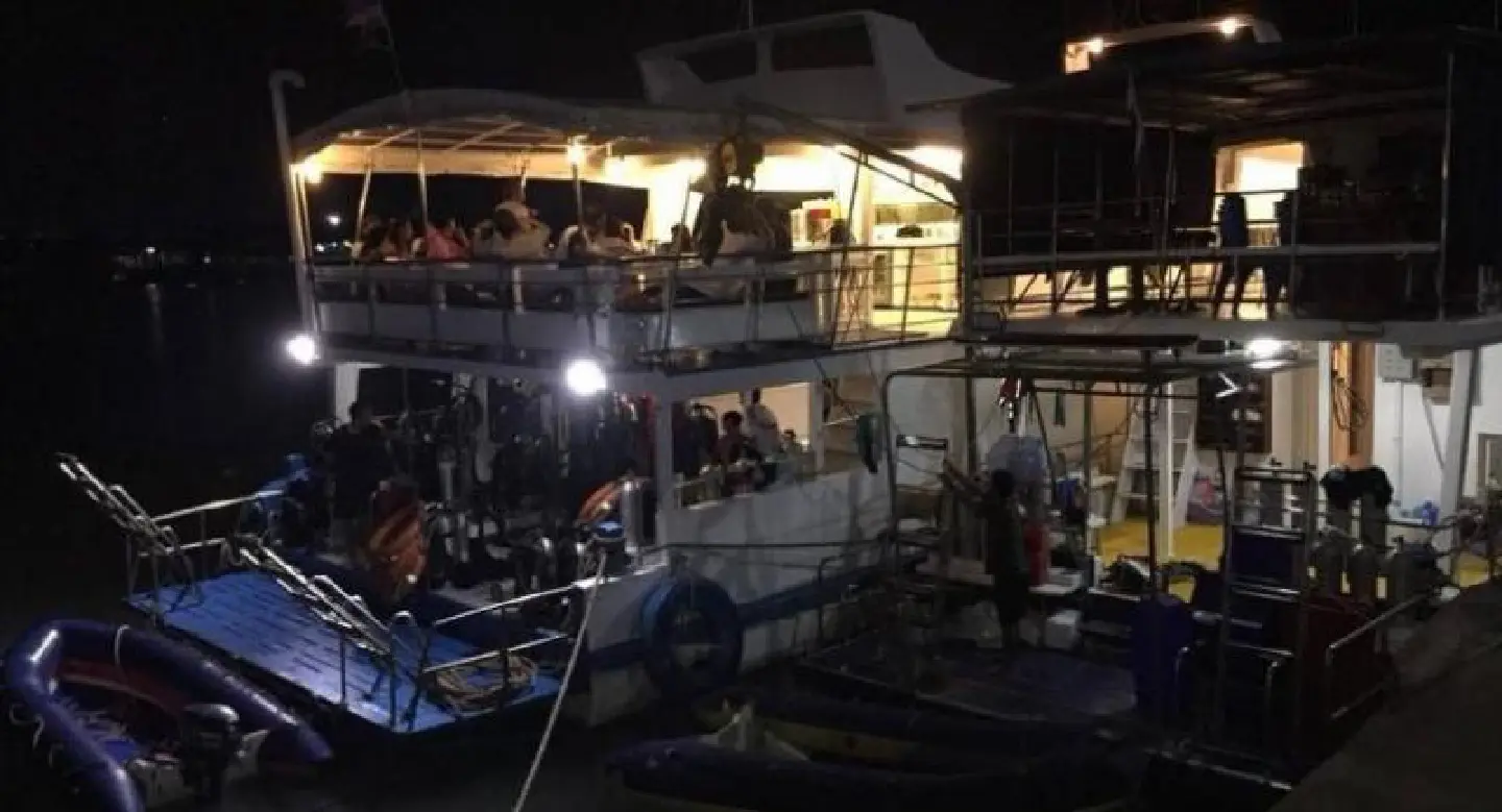 Narrow escape for tourists as boat catches fire Narrow escape for tourists as boat catches fire