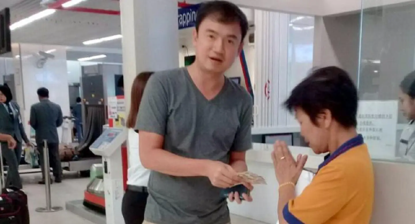 Phuket Airport cleaner returns 600,000 Baht worth of valuables Phuket Airport cleaner returns 600,000 Baht worth of valuables