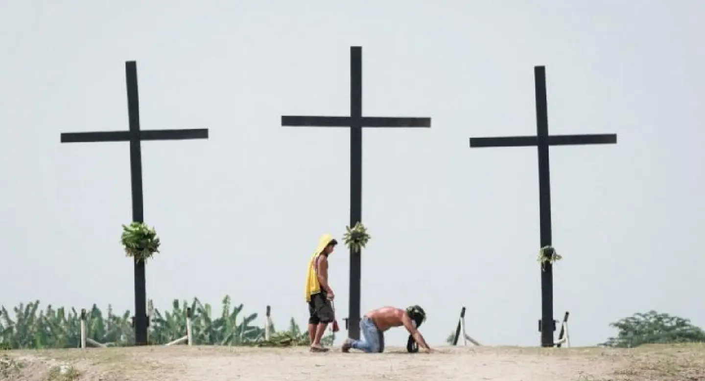 Filipinos celebrate Easter with crucifixion, flogging Filipinos celebrate Easter with crucifixion, flogging