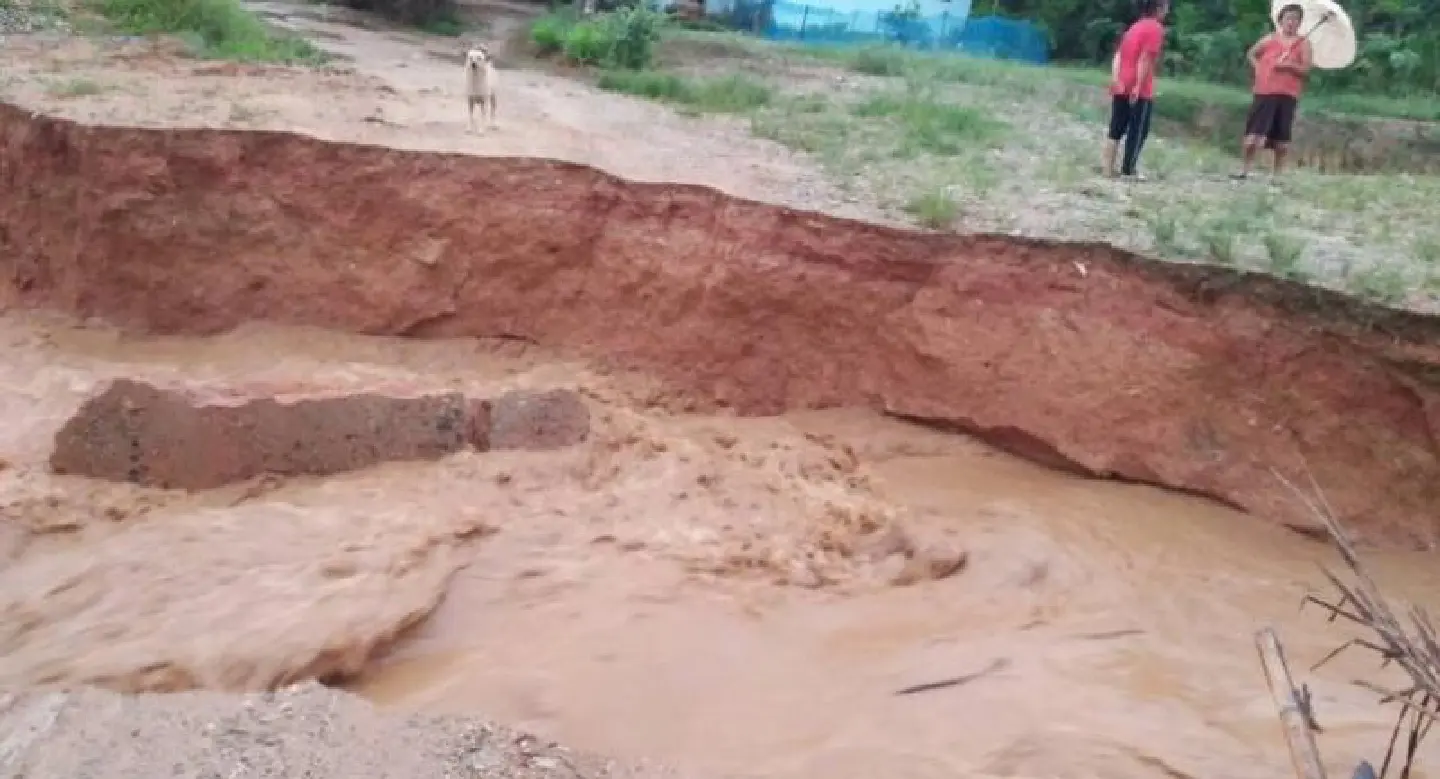 Storm ravages villages, knocks out roads, in Chum Phon Storm ravages villages, knocks out roads, in Chum Phon