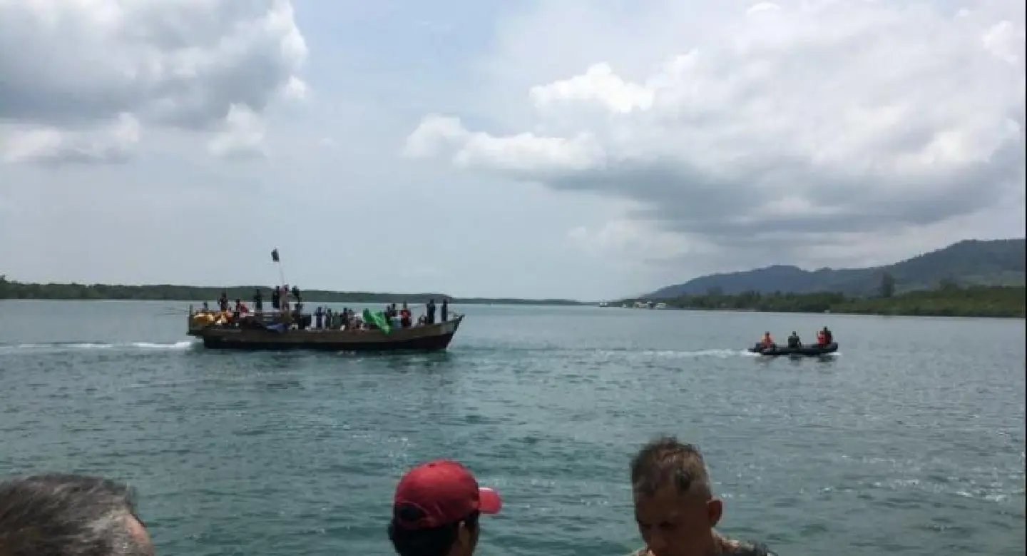 Boat carrying Rohingya stops on Thai island: official Boat carrying Rohingya stops on Thai island: official