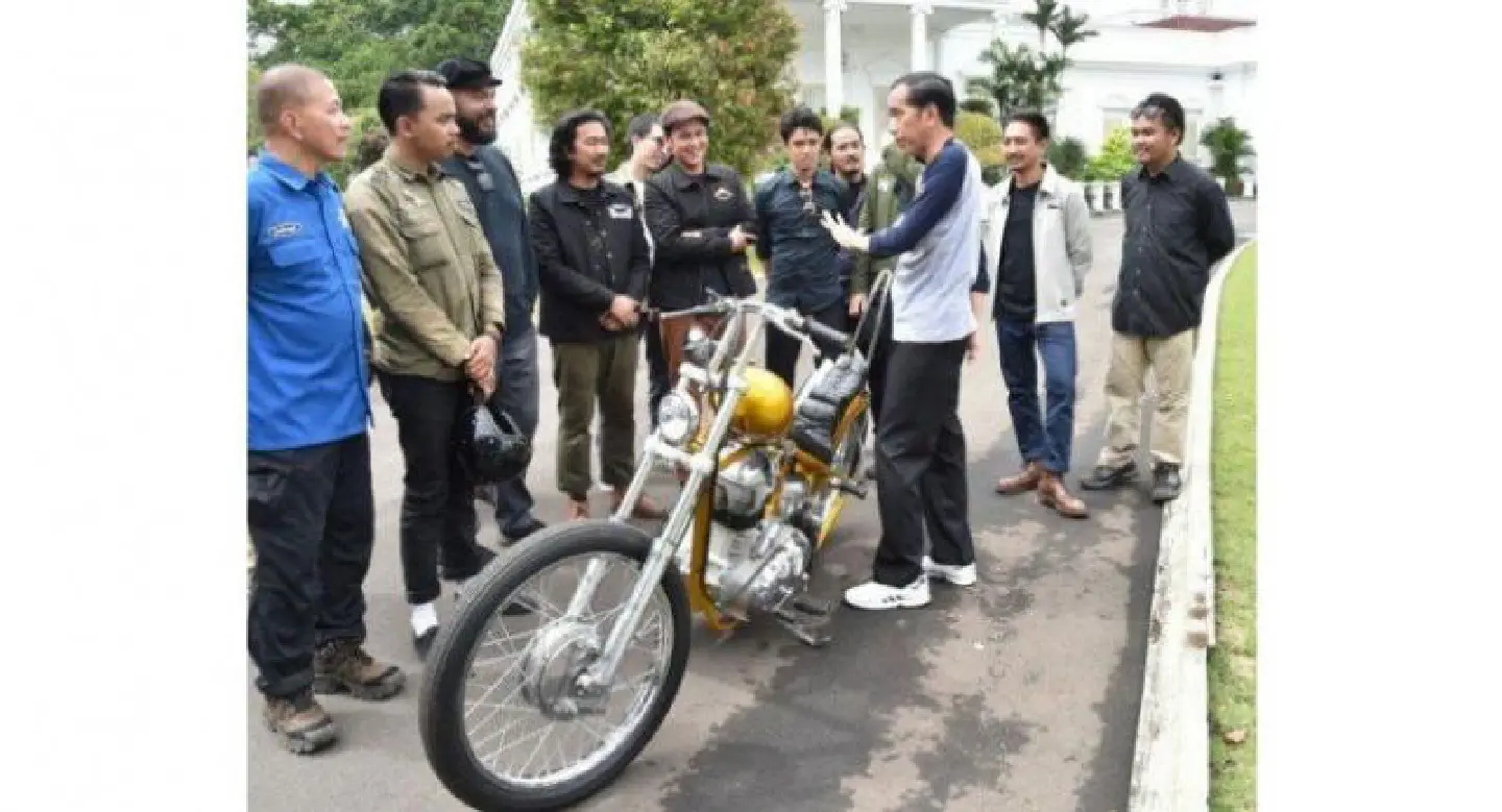 Jokowi tours Sukabumi with his gold chopper Jokowi tours Sukabumi with his gold chopper