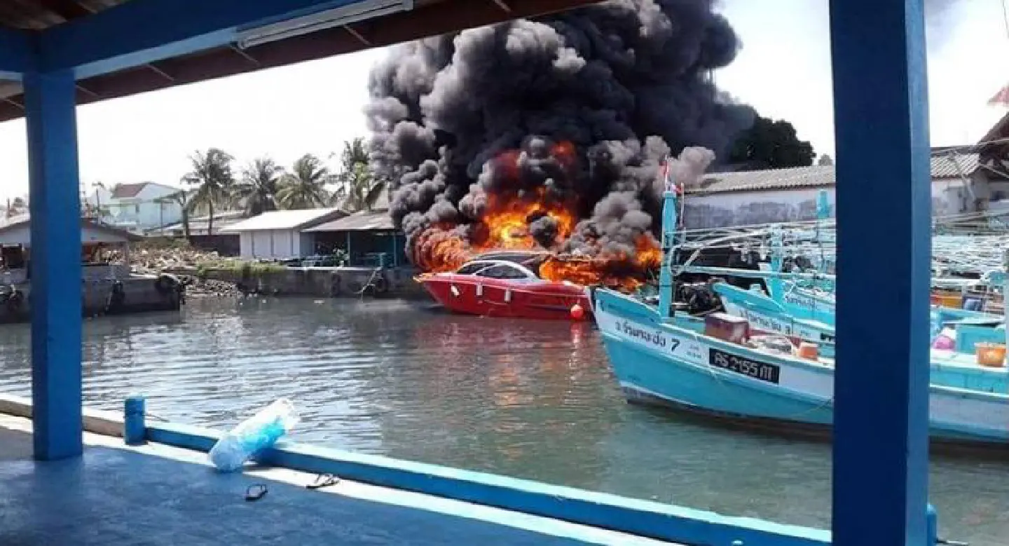 Fire breaks out on tourist boats in Phang Nga Fire breaks out on tourist boats in Phang Nga