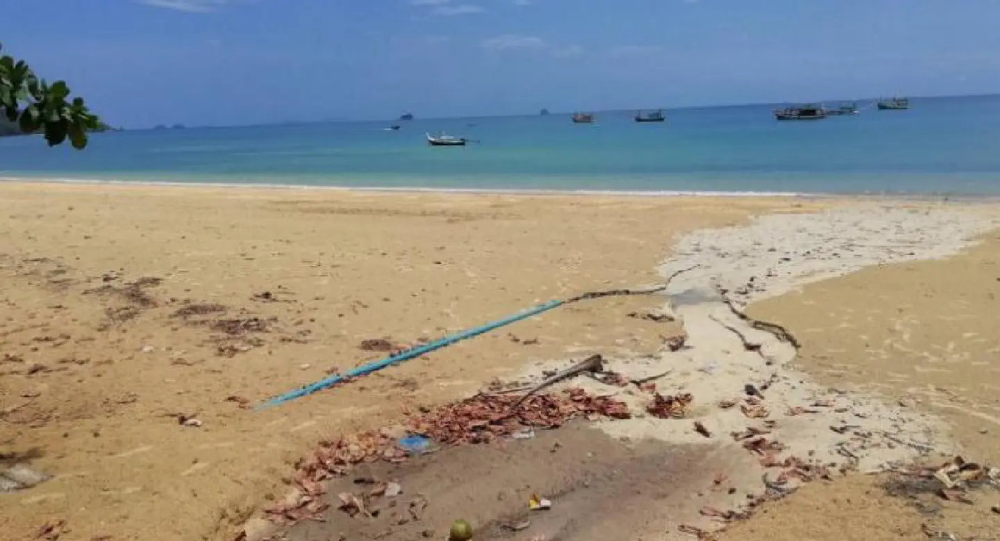 Waste flowing into sea at Krabi Waste flowing into sea at Krabi