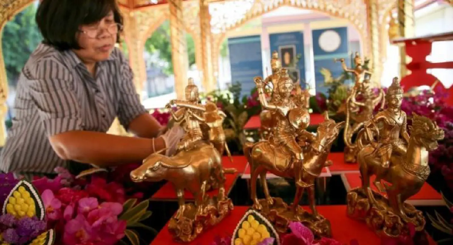 Relics and special prayers to mark traditional Thai New Year Relics and special prayers to mark traditional Thai New Year