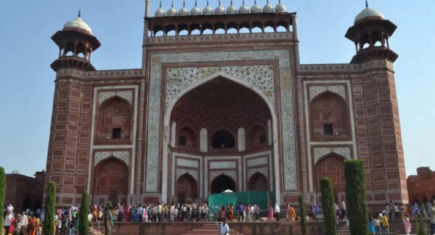 Minaret at Taj Mahal complex collapses after heavy rain, storm