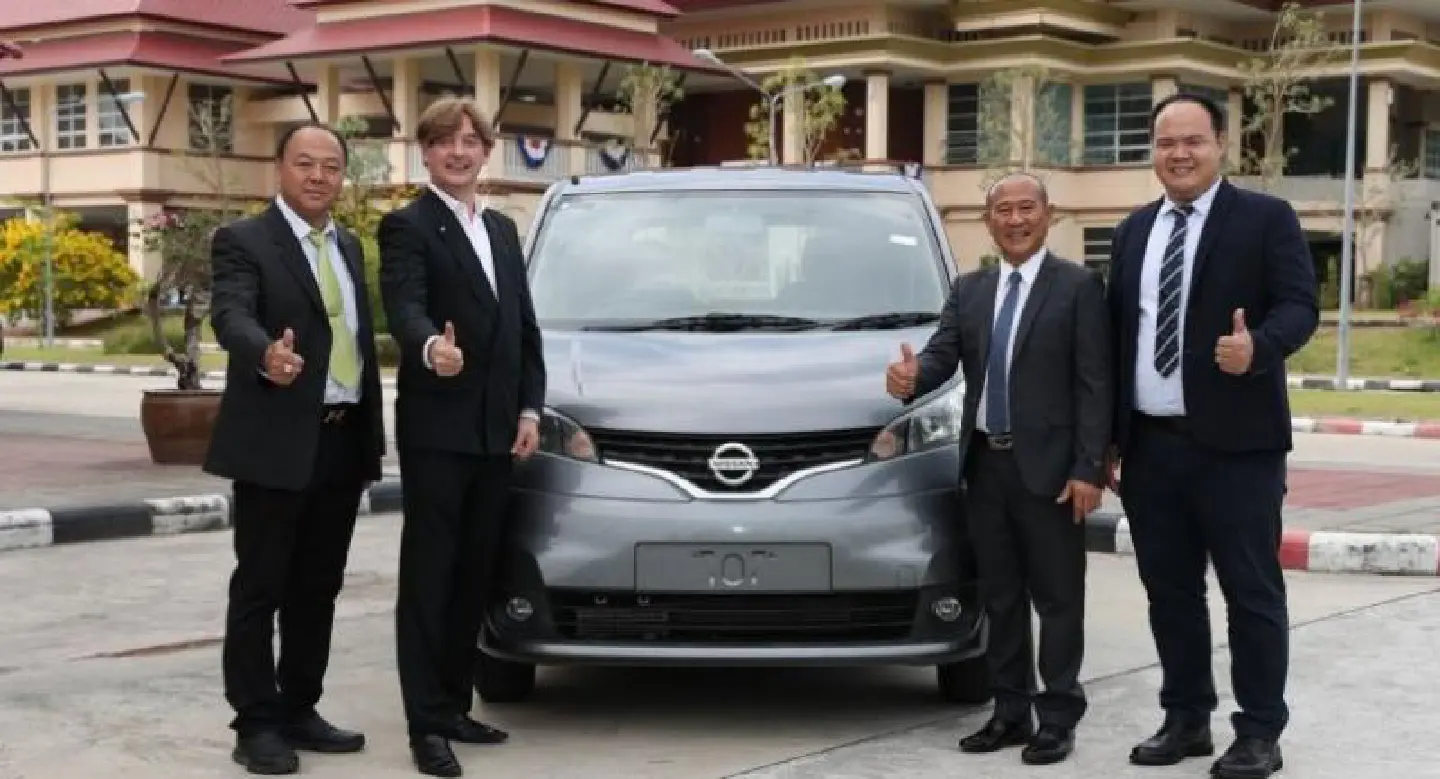 Nissan gives students prototype Nissan gives students prototype