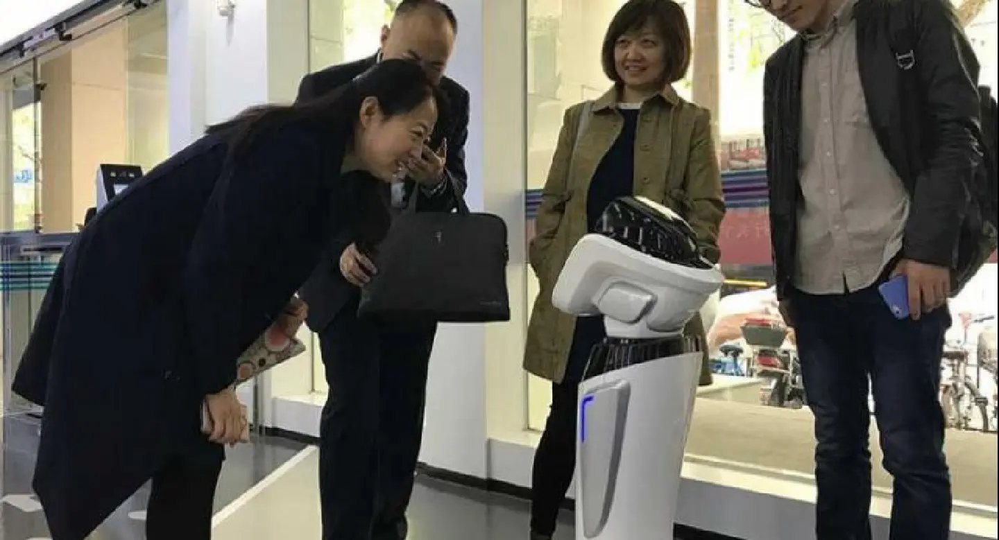 High-tech bank without clerks opens in Shanghai High-tech bank without clerks opens in Shanghai