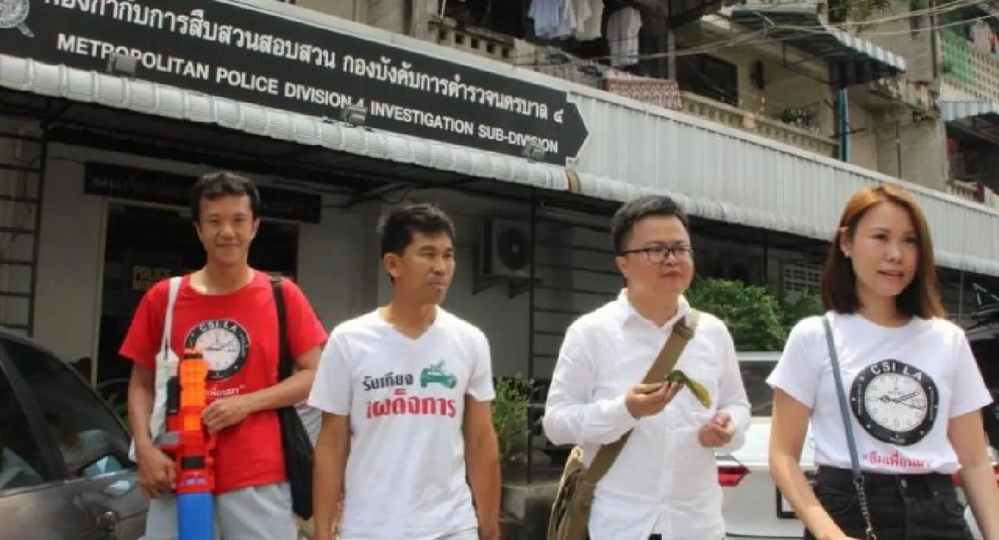 Activists detained before making mocking visit to Prawit’s house Activists detained before making mocking visit to Prawit’s house