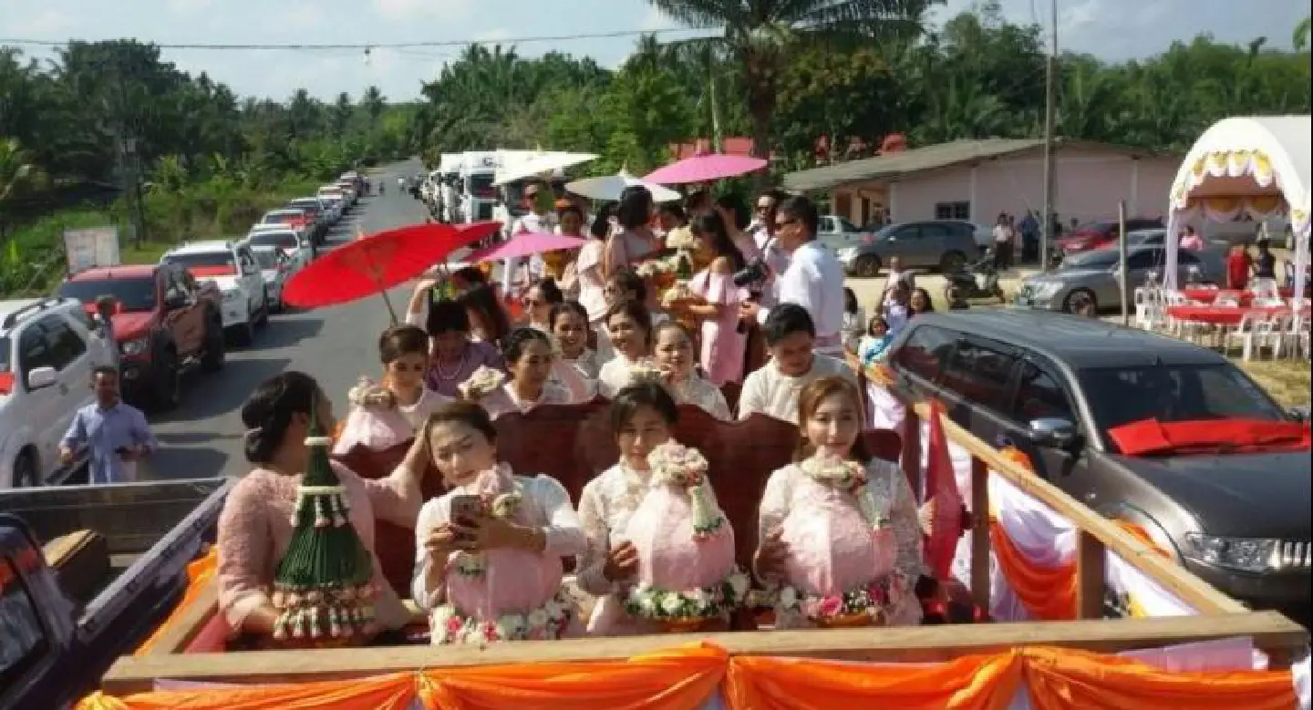 Krabi wedding parade carries Bt2m dowry Krabi wedding parade carries Bt2m dowry