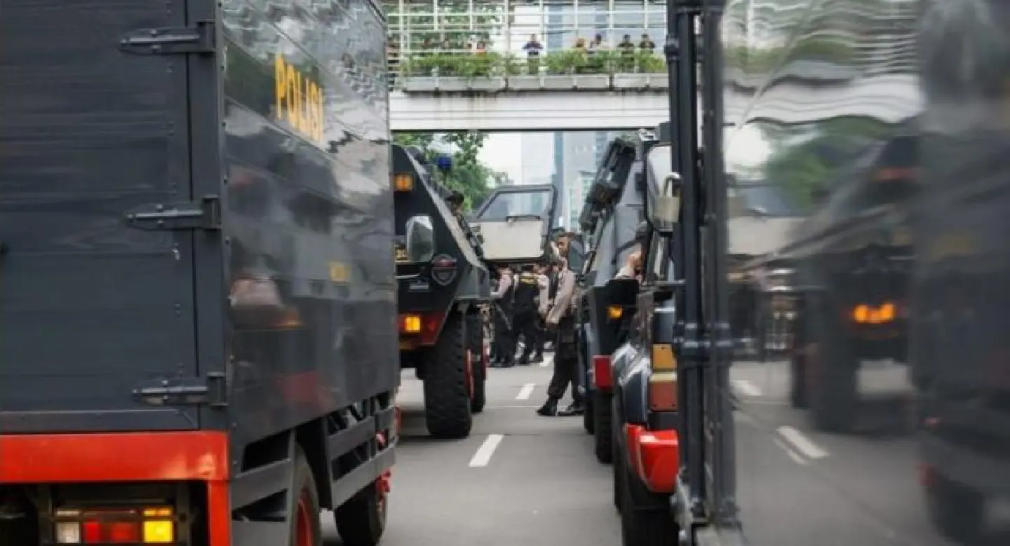 Police's anti-terrorism movie triggers weekend jam in Jakarta Police's anti-terrorism movie triggers weekend jam in Jakarta