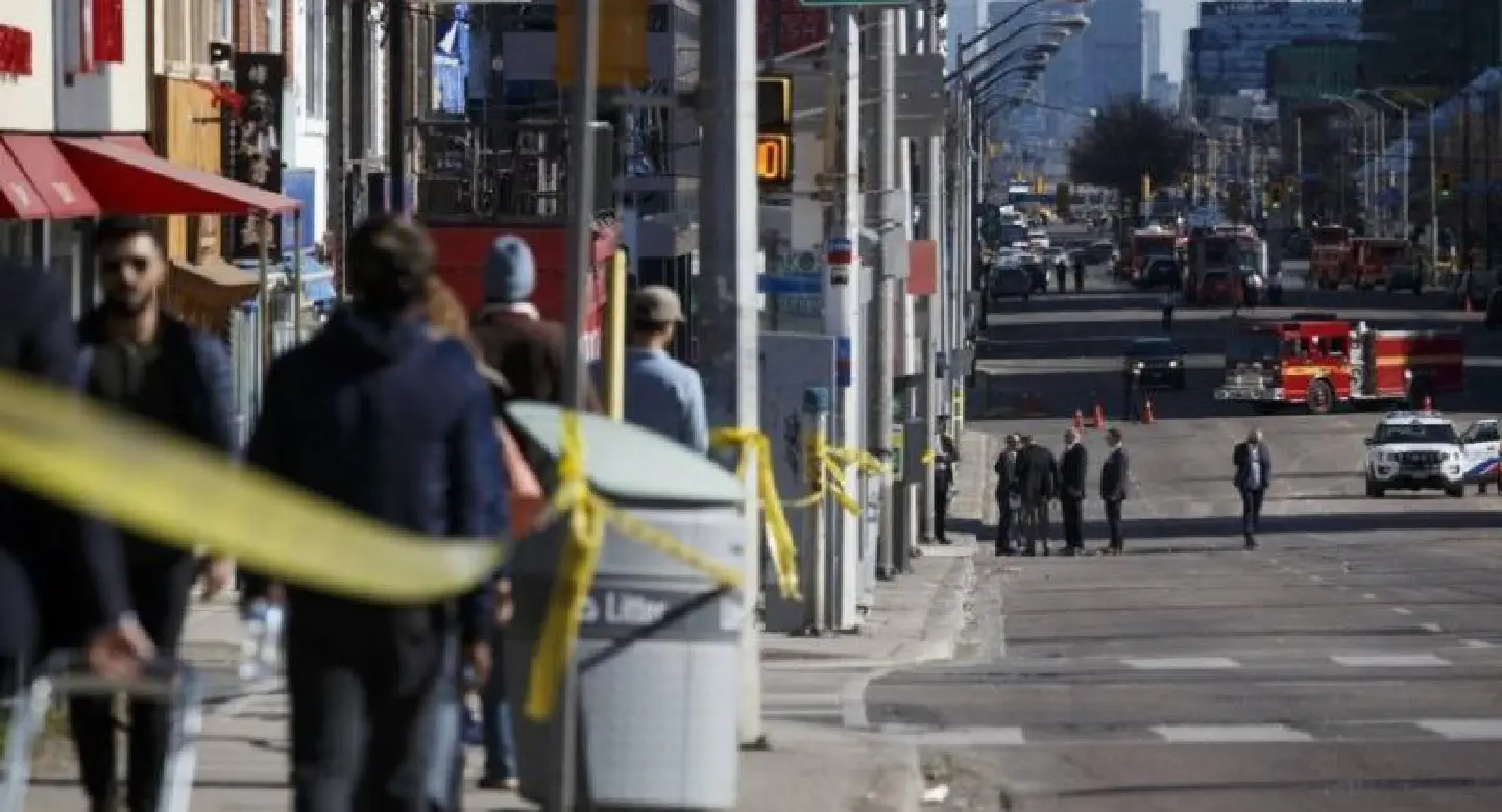 Van plows into Toronto crowd, killing nine Van plows into Toronto crowd, killing nine