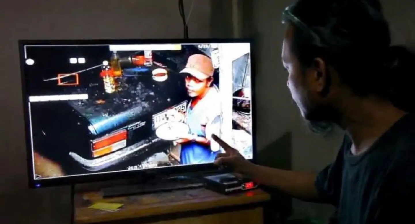 Burglar had meal before stealing motorcycle from repair shop in Phang Nga Burglar had meal before stealing motorcycle from repair shop in Phang Nga
