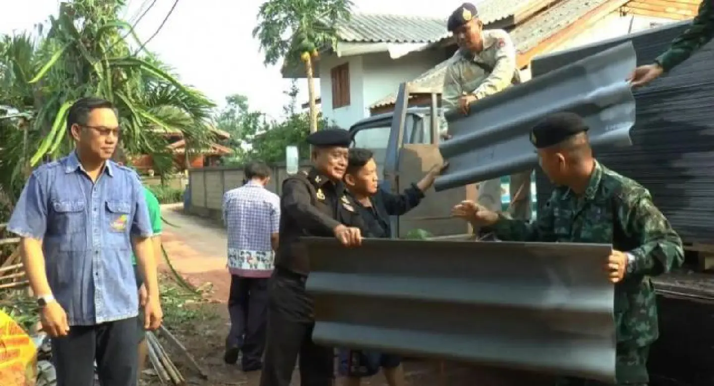 Troops, officials help Phayao families after storms Troops, officials help Phayao families after storms