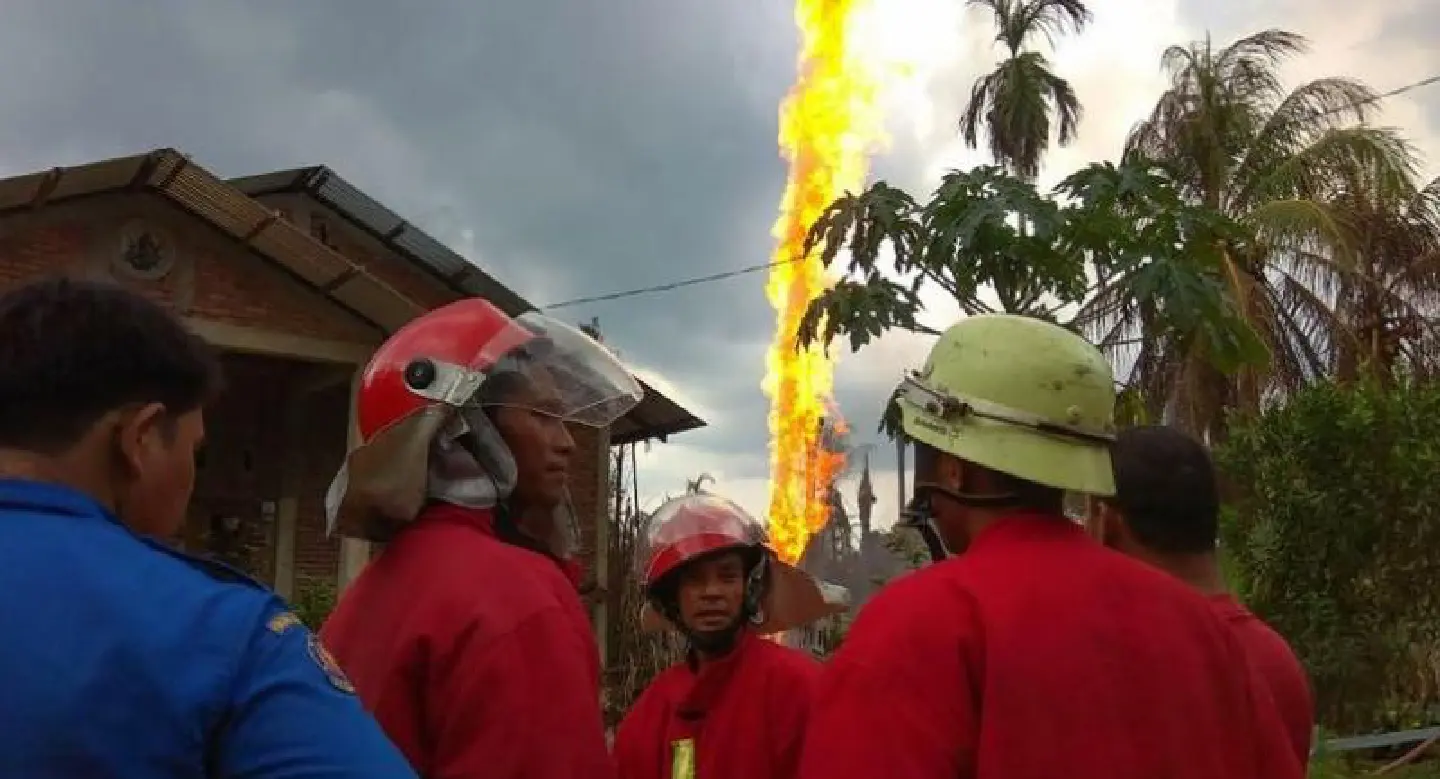 At least 10 killed, dozens injured in illegal Indonesia oil well fire At least 10 killed, dozens injured in illegal Indonesia oil well fire