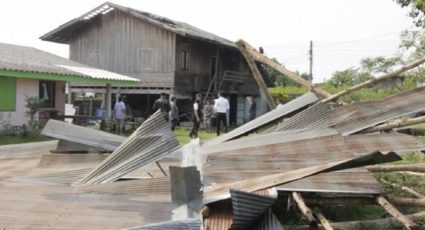 Storms flatten Chiang Rai homes, rip away roofs Storms flatten Chiang Rai homes, rip away roofs