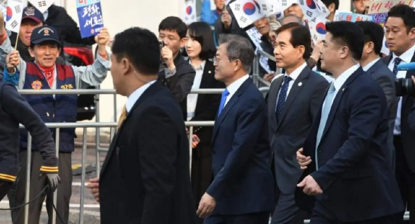Kim, Moon set off for historic Korea summit Kim, Moon set off for historic Korea summit