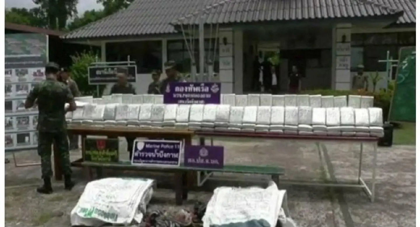 Smugglers dump 490kg of marijuana and flee in boat Smugglers dump 490kg of marijuana and flee in boat